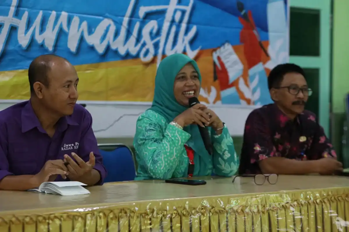 Instruktur melatih gestur, cara memegang mikrofon, dan olah vokal peserta