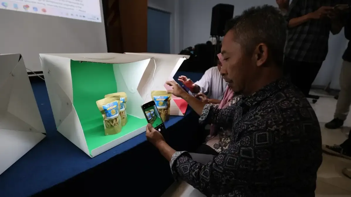 Instruktur desain grafis memandu peserta pelatihan menggunakan software Adobe di RK Institute Kediri