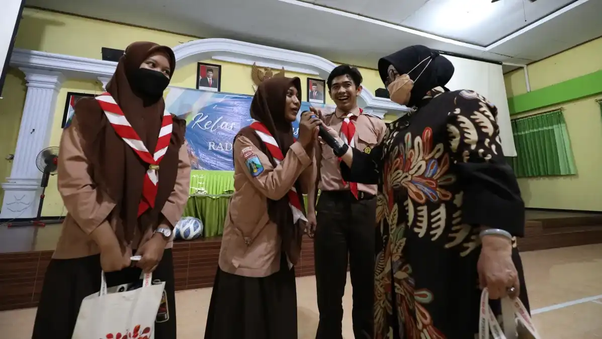 Praktik wawancara narasumber langsung di lapangan