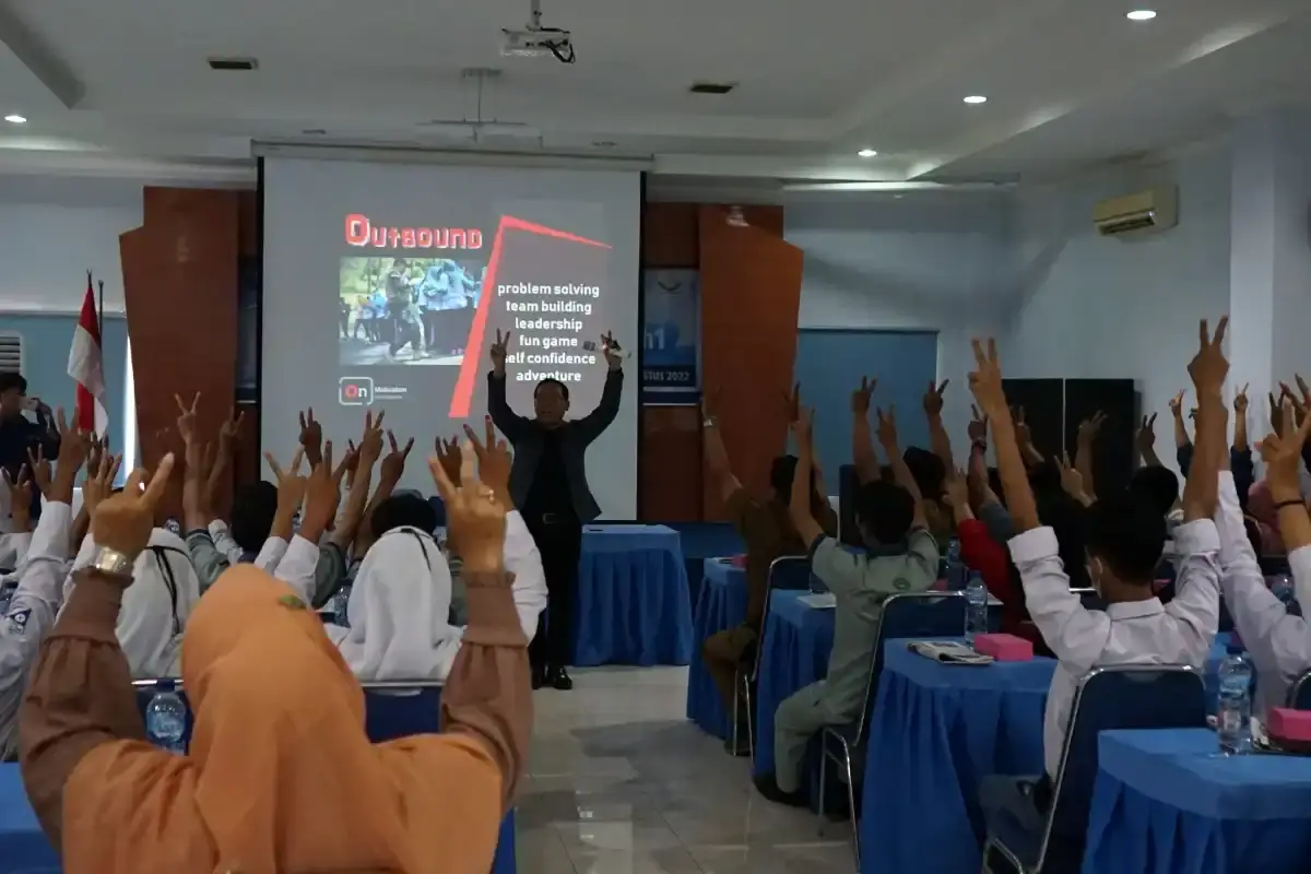 Peserta mempraktikkan teknik MC formal dengan membaca cue card