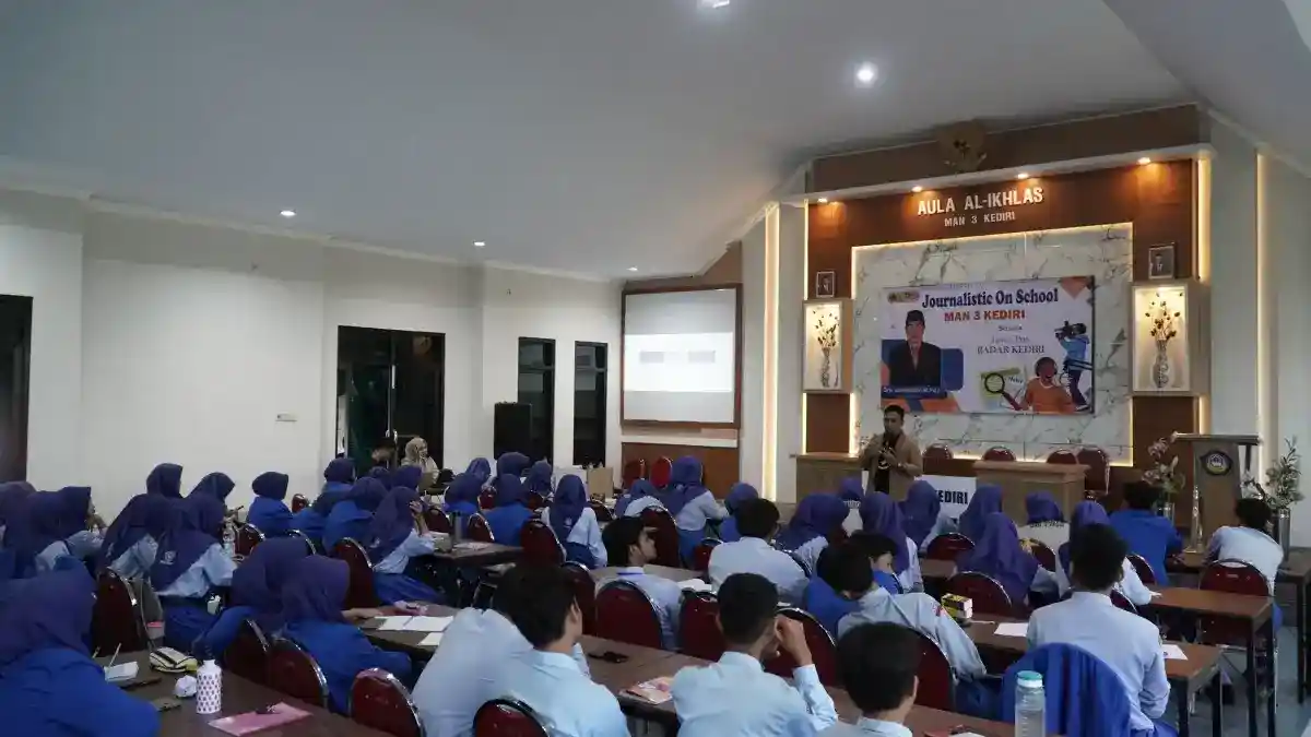 Pelajar berdialog di gedung dewan dalam program Politics and Government Studies